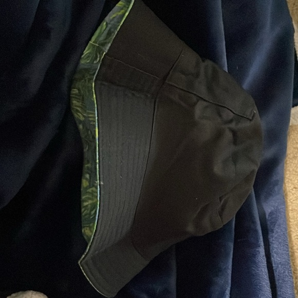 Unbranded Reversible Bucket Hat Floral/Black Excellent Condition - Picture 2 of 3